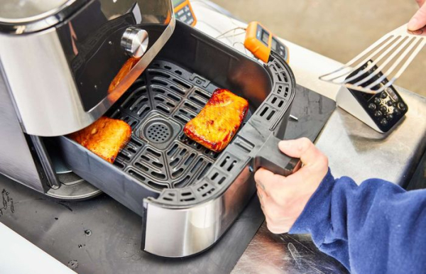 Аэрогриль - надёжный помощник, но если за ним неправильно ухаживать, то могут возникнуть проблемы.  Фото: caseguru.ru.