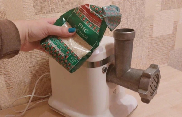 Головна 67 Навіщо рис засипати в м'ясорубку, а газованою водою заливати сантехніку: побутові лайфхаки…