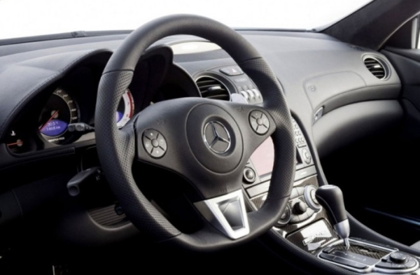 Интерьер и рулевое колесо модели. Фото: allcarz.ru