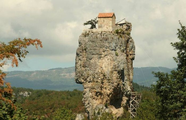 Фортеця самотності – стовп Кацхі в Грузії. Фото: realt.onliner.by. Крепость одиночества - столп Кацхи в Грузии. Фото: realt.onliner.by.