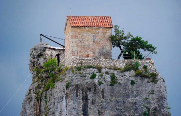 Церква була освячена на честь Максима Сповідника. Фото: kucastil.rs. Церковь была освящена в честь Максима Исповедника. Фото: kucastil.rs.