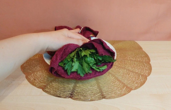 У рушник зелень довше залишиться свіжою. В полотенце зелень дольше останется свежей.