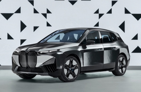 BMW iX Flow может на ходу менять цвет кузов. Фото: kodixauto.ru