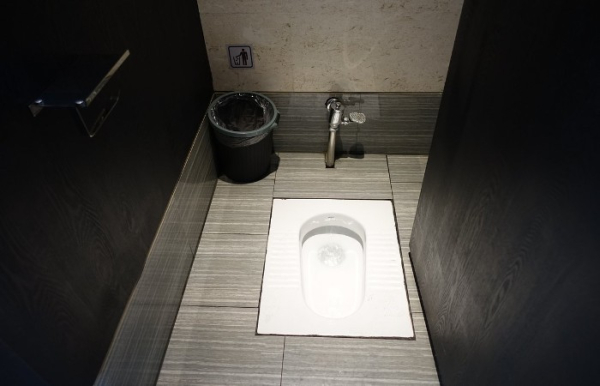 Чому в розвиненому Китаї люди віддають перевагу не унітазам, а дірці в підлозі