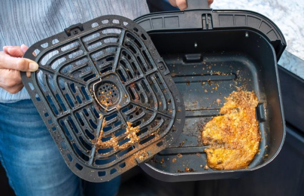 Проверьте все решётки и контейнеры.  Фото: circaairfryer.com.