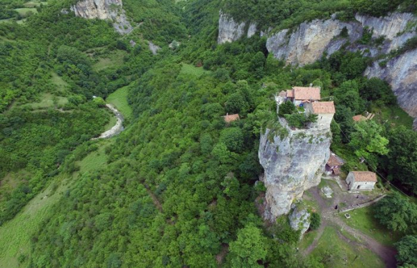 Головна 28 Як живеться ченцю в одній із найважче церков світу