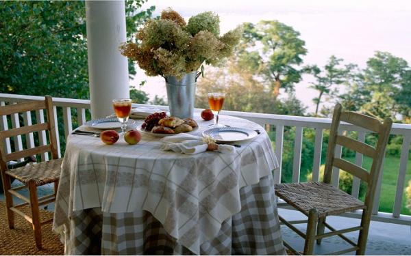 Уютная обеденная группа на террасе. / Фото: decor-line.ru