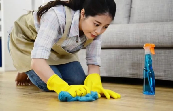 Японці миють підлозі руками. / Фото: www.freepik.com. Японцы моют полу руками. / Фото: www.freepik.com.