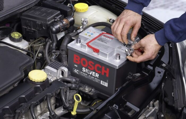 Клеммы аккумулятора со временем покрываются налетом. Фото: avtocod.ru