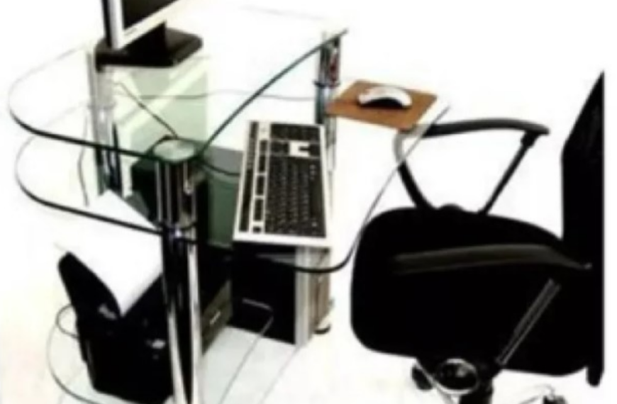 Стеклянные компьютерные столы в современных интерьерах комнат
