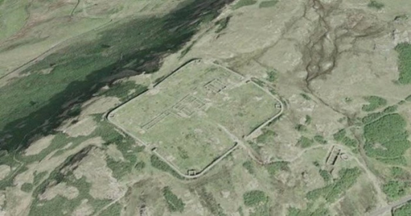 Вид сверху на остатки самого странного древнеримского форта в Великобритании. /Фото: listverse.com