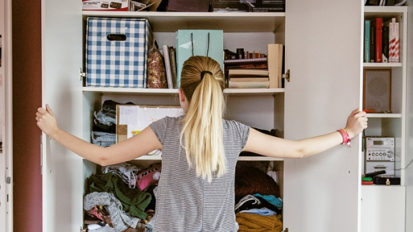 В шкафу много ненужных вещей, которые можно выбросить. / Фото: housedigest.com