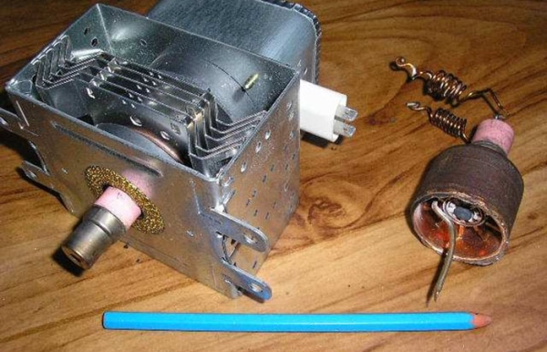 Магнетрон из микроволновки./ Фото: yahoo.com