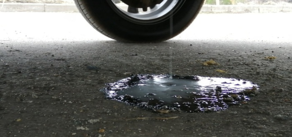 Утечки жидкостей – сигнал для беспокойства. Фото: autogoda.ru