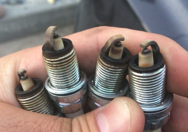 Грязные свечи зажигания ухудшают воспламенение смеси. Фото: lat.spb.ru