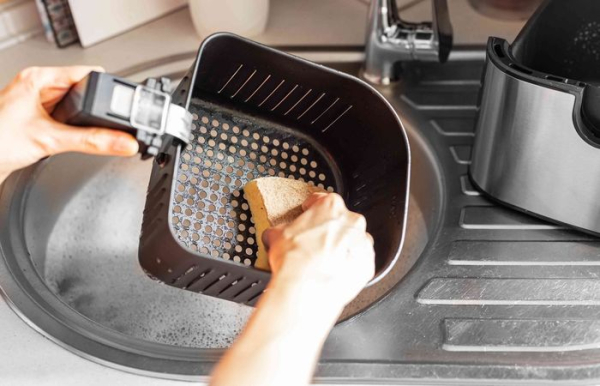 Из-за неправильного ухода могут развиваться бактерии и неприятный запах.  Фото: storables.com.