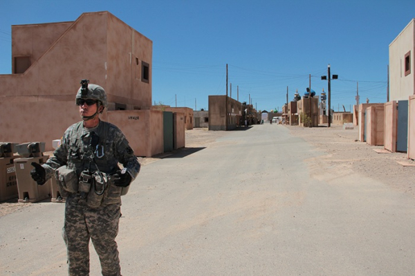 Фальшивая афганская деревня, возведённая специально для американских военных. Фото: v-e-n-u-e.com