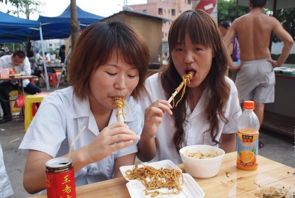 Чому японці голосно чавкають під час їжі і це не вважається порушенням етикету