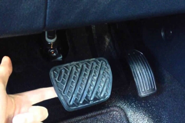 «Мягкая» или проваливающаяся педаль тормоза может говорить об износе компонентов. Фото: 3drive.ru