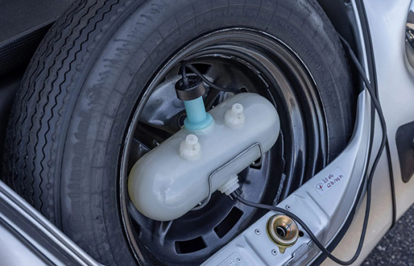 Запасное колесо - баллон./ Фото: bringatrailer.com