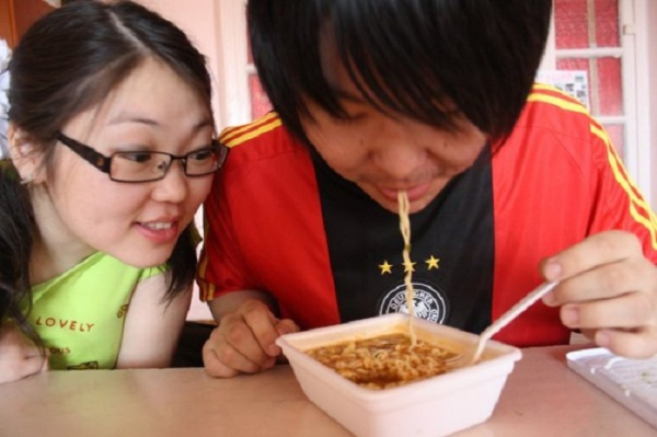 Японцы чавкают, когда едят лапшу. / Фото: profiles-vkontakte.ru