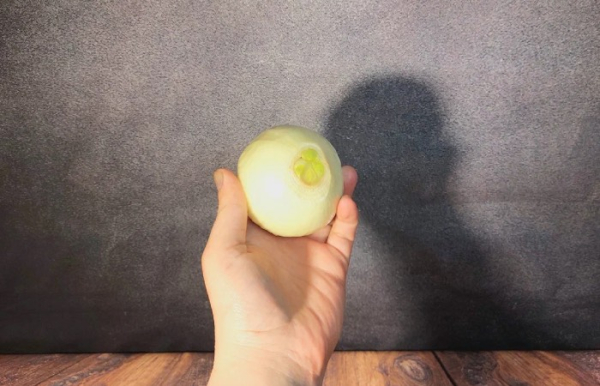 Просто отправьте лук в микроволновую печь.