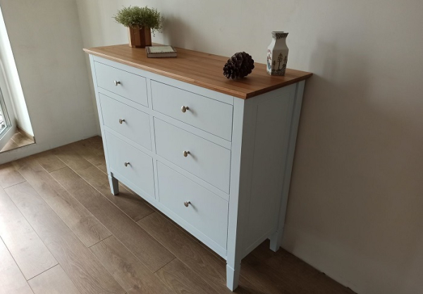 Комод на ножках выглядит легче, чем без них. / Фото: livemaster.ru