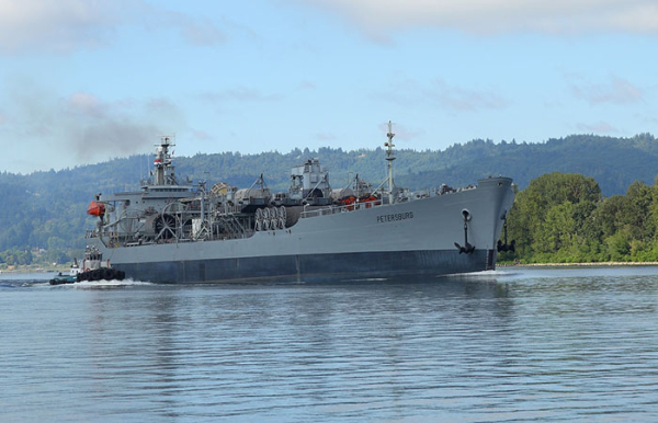 Плавучая бензоколонка./ Фото: flickr.com