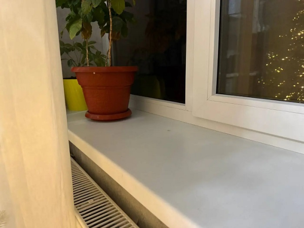 Пластик быстро желтеет и покрывается пятнами. / Фото: nrnews.ru