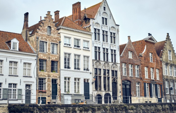 Узкие дома с узкими прихожими. / Фото: www.freepik.com.