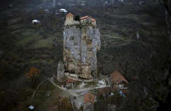 Їжу та все необхідне доставляють за допомогою лебідки. Фото: mebstroy.com. Еду и всё необходимое доставляют с помощью лебёдки. Фото: mebstroy.com.