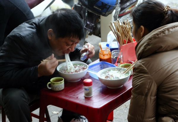 Так японцы показывают, что еда им нравится. / Фото: foodly.tn