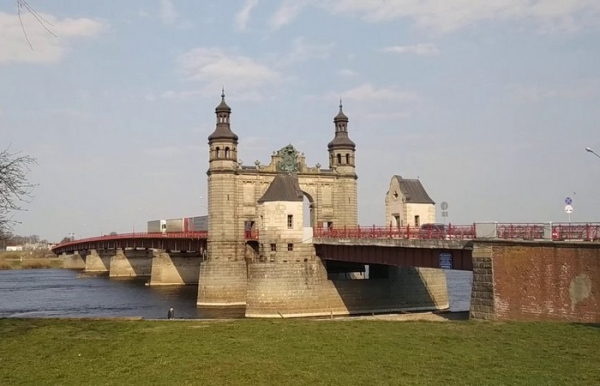 9 мостів, які з'єднують не лише різні береги, а й різні країни