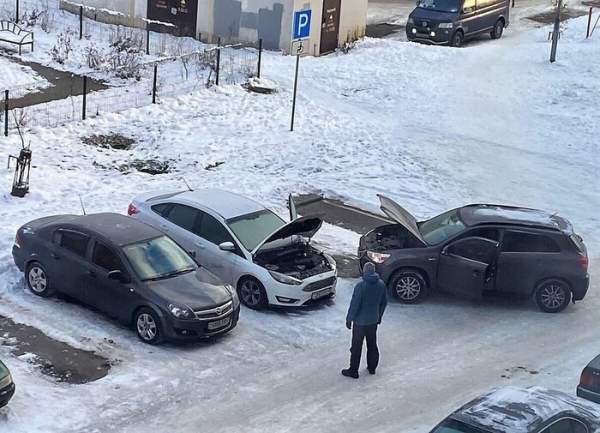 «Прикуривание» аккумулятора зимой. Фото: av.by