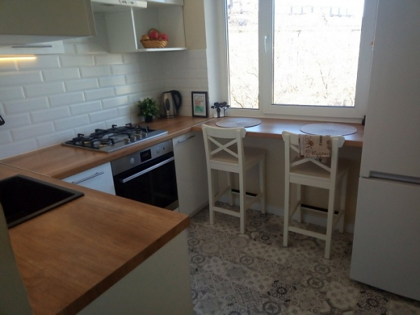 Объедините рабочую поверхность с подоконником. / Фото: garant-mebel.su