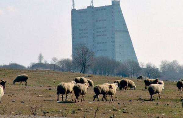 В Азербайджане – демонтирован. В России – работает, но не на полную.