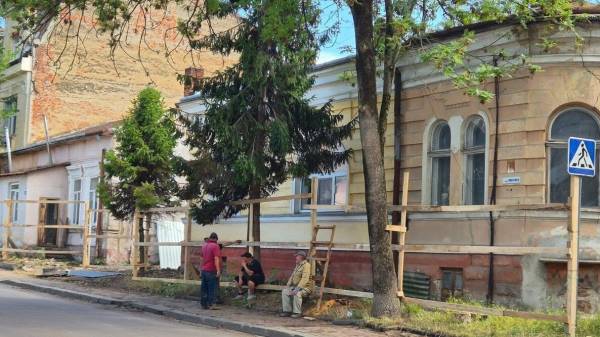 Франківськ: паркан оточив пам’ятку архітектури