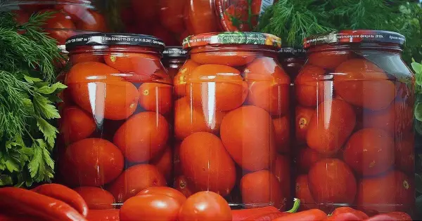 Три найкращі рецепти маринованих помідорів на зиму