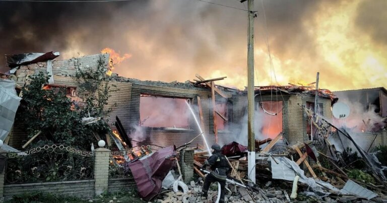 Двоє загиблих, четверо поранених: РФ атакувала родину в їхньому домі 10