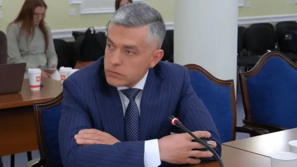 Кабмін готує Sense Bank до продажу: звільнено Гладишенка 2 Уряд припинив повноваження Гладишенка у Sense Bank. Державний банк готують до продажу