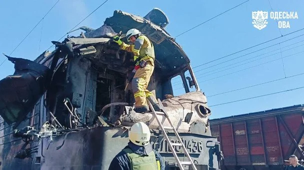 Наслідки удару дрона по локомотиву поїзда