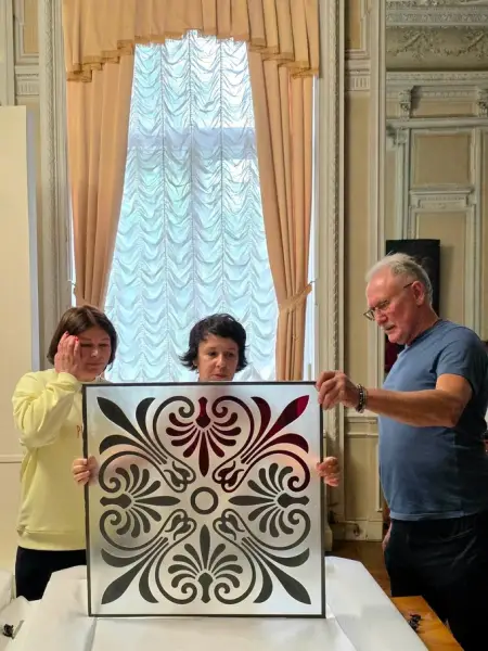 Лондон відновив вітраж Київської галереї, ушкоджений російською ракетою 3