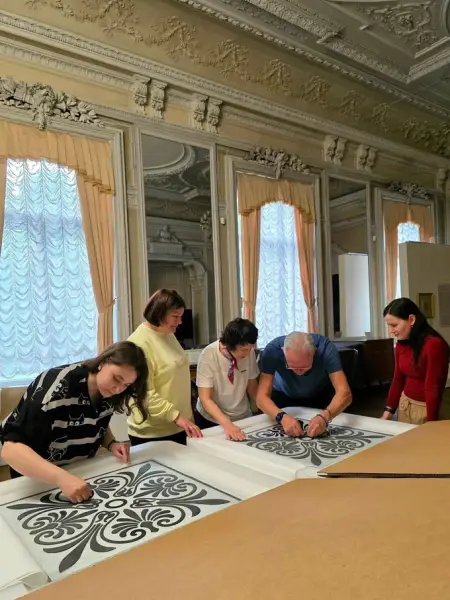 Лондон відновив вітраж Київської галереї, ушкоджений російською ракетою 4