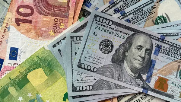НБУ помʼякшив валютні обмеження. Збільшили ліміти на купівлю валюти, перекази та зняття готівки