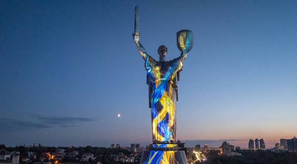 Батьківщину-Мати запалять до Дня Незалежності: графік інсталяції 8