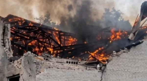 Російський удар по бізнес-центру в Лозовій: 10 постраждалих