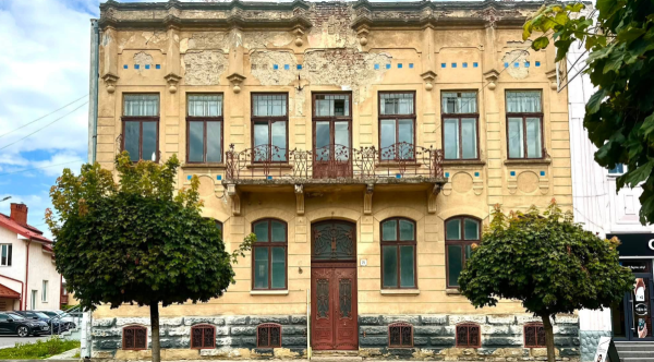 Продають столітній стрийський маєток із мармуровими оздобами