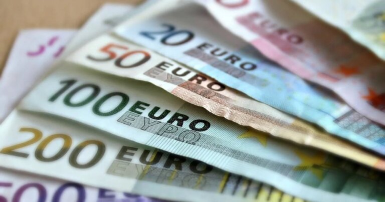 Курс валют 21 серпня: євро зросло, долар стабілізувався 4