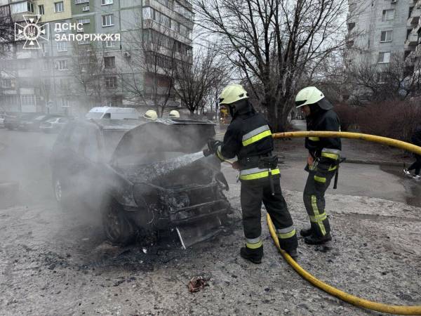 Рятувальники загасили легковик, що спалахнув у Запоріжжі 12 Рятувальники загасили легковик, що спалахнув у Запоріжжі 8