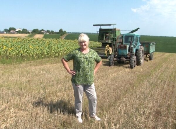 Жінка з Вінниччини другий рік поспіль виходить у поле на комбайні